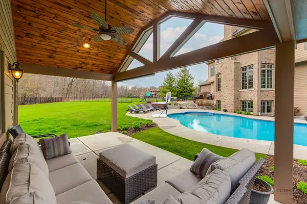 37W209 Deer Pond CT, St. Charles, IL 60175