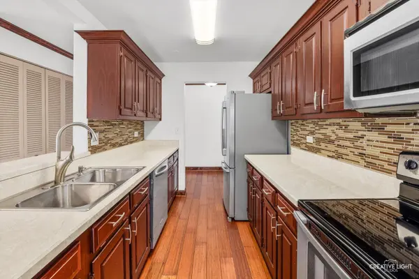 907 Curtiss ST #101, Downers Grove, IL 60515