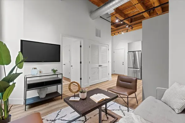 153 W Ohio ST #208, Chicago, IL 60654