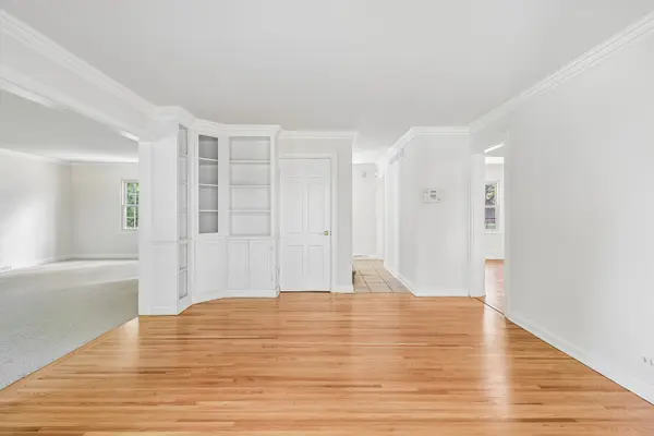 1053 Laurel LN, Naperville, IL 60540