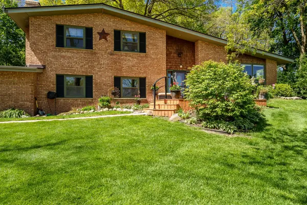 12451 Chuckanut DR, Roscoe, IL 61073