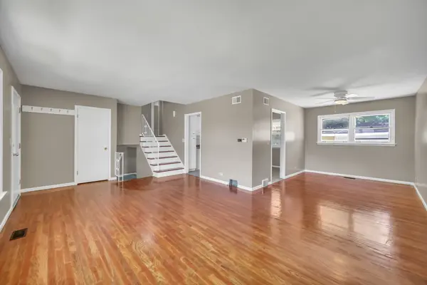10 N ADAMS DR, Addison, IL 60101