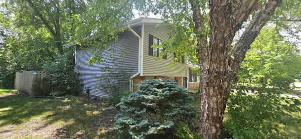 990 Camelot DR, Crystal Lake, IL 60014