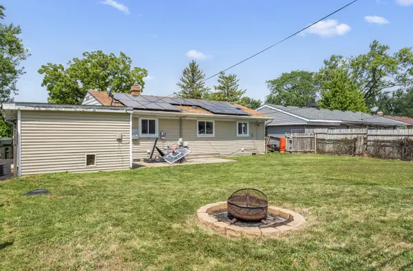 27 Cardinal LN, Carpentersville, IL 60110