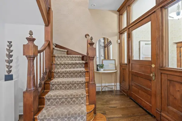 3833 N Alta Vista TER, Chicago, IL 60613