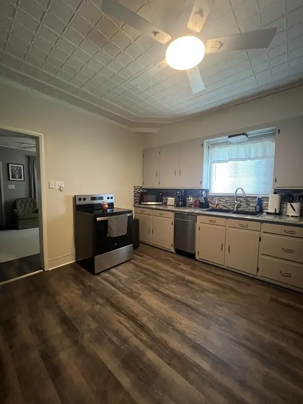 3011 Cleveland ST, Clinton, IA 52732