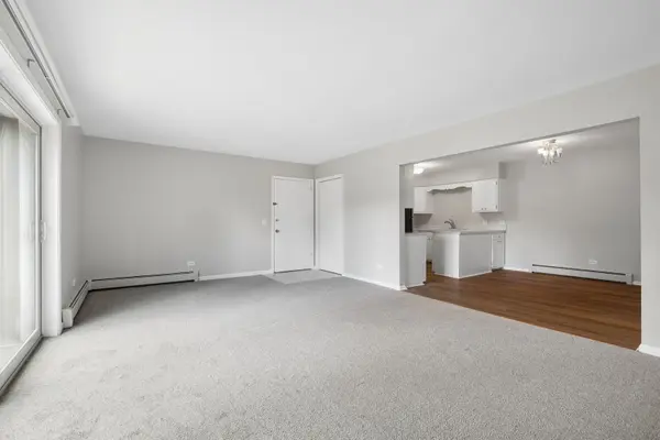 201 N President ST #3C, Wheaton, IL 60187