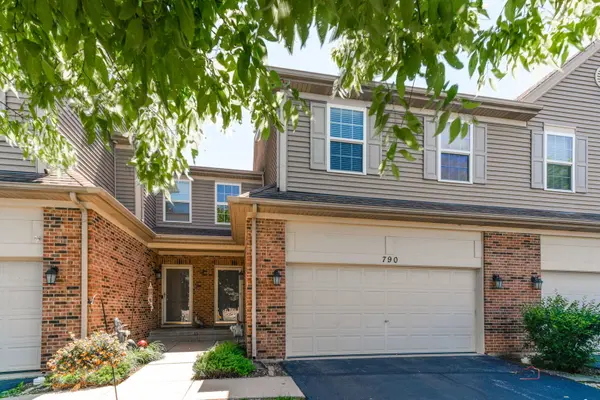 790 Oak Hollow RD, Crystal Lake, IL 60014