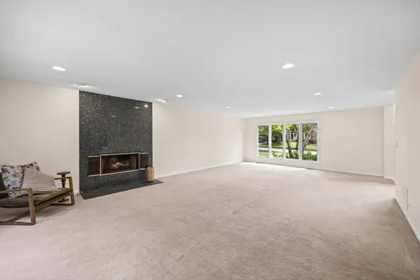 211 Millcreek LN, Naperville, IL 60540