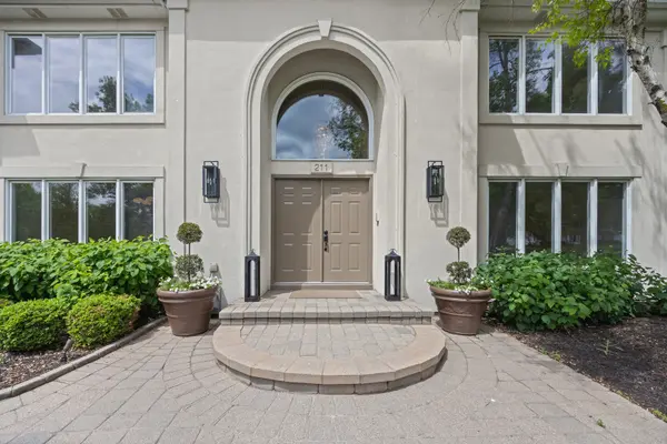 211 Millcreek LN, Naperville, IL 60540