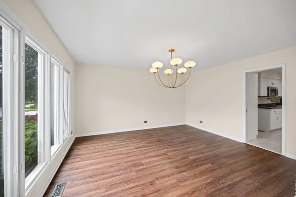211 Millcreek LN, Naperville, IL 60540