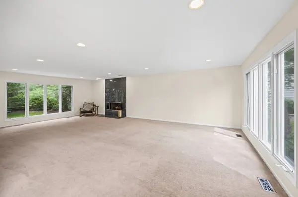 211 Millcreek LN, Naperville, IL 60540