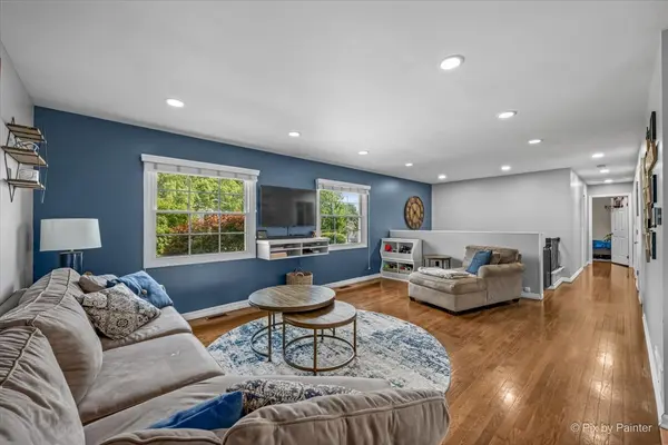 1255 Mayfield LN, Hoffman Estates, IL 60169