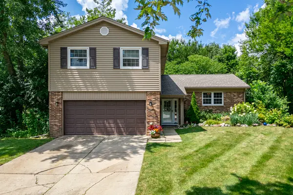 30W280 Holyoke CT, Warrenville, IL 60555