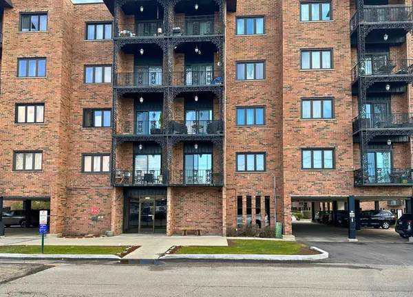 9355 Landings LN #301, Des Plaines, IL 60016