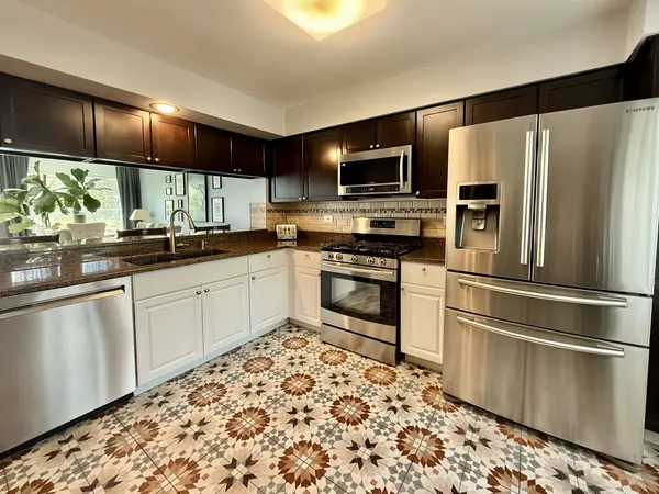 259 Doral CT #6, Elk Grove Village, IL 60007