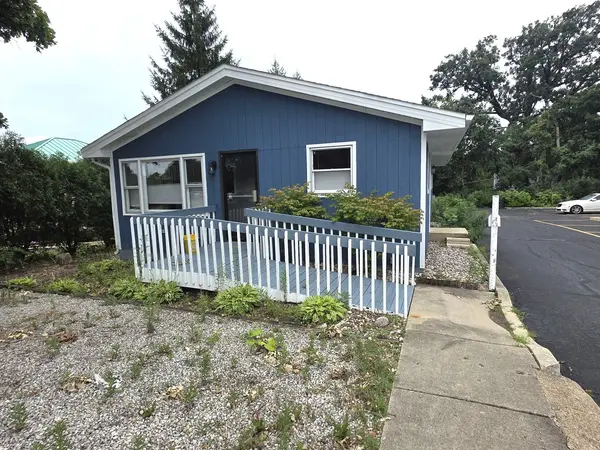 338 S County Farm RD, Wheaton, IL 60187