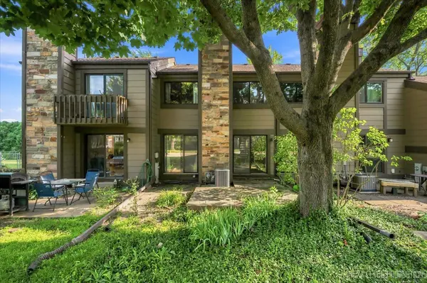 175 N Glengarry DR #C, Geneva, IL 60134
