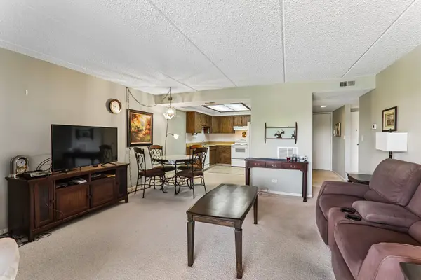 930 TAYLOR DR #104, Gurnee, IL 60031