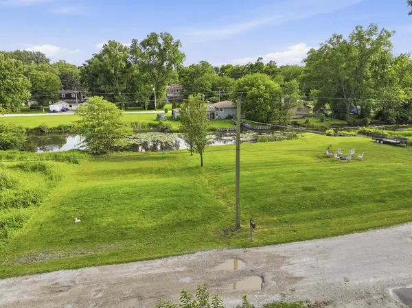 1316 Nippersink DR, Spring Grove, IL 60081