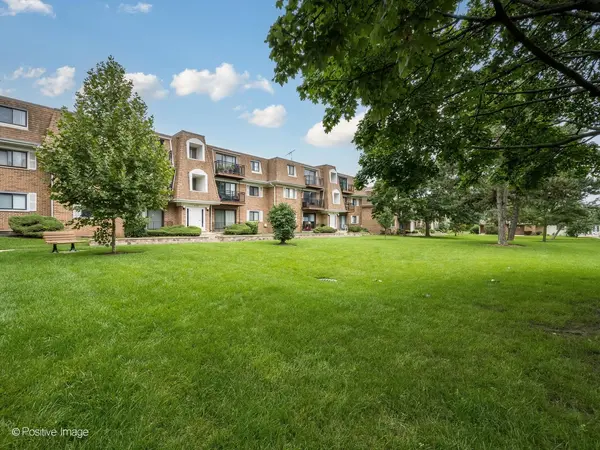 4136 Cove LN #E, Glenview, IL 60025