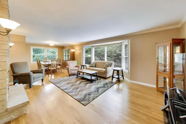 206 W Hiawatha TRL, Mount Prospect, IL 60056