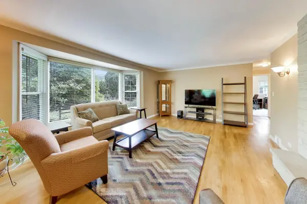 206 W Hiawatha TRL, Mount Prospect, IL 60056