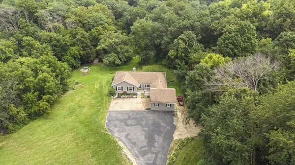 2260 Tara LN, Leclaire, IA 52723