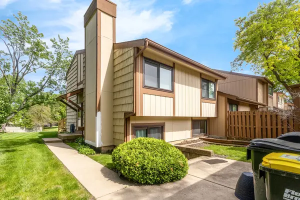 563 N Woodfield TRL, Roselle, IL 60172