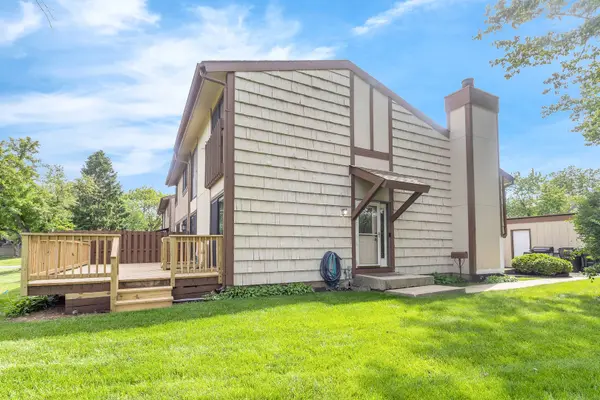 563 N Woodfield TRL, Roselle, IL 60172