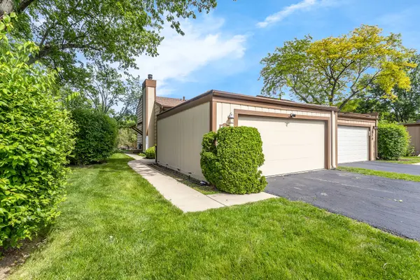 563 N Woodfield TRL, Roselle, IL 60172
