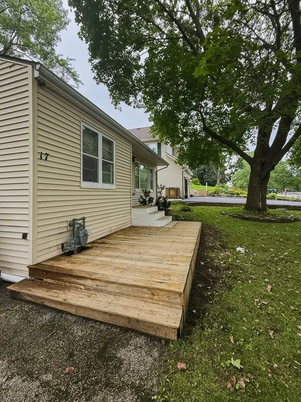 17 Indian TRL, Lake In The Hills, IL 60156