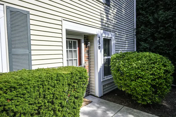 230 University LN, Elk Grove Village, IL 60007