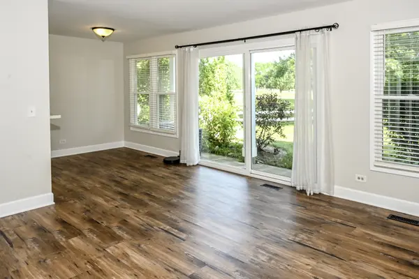 230 University LN, Elk Grove Village, IL 60007