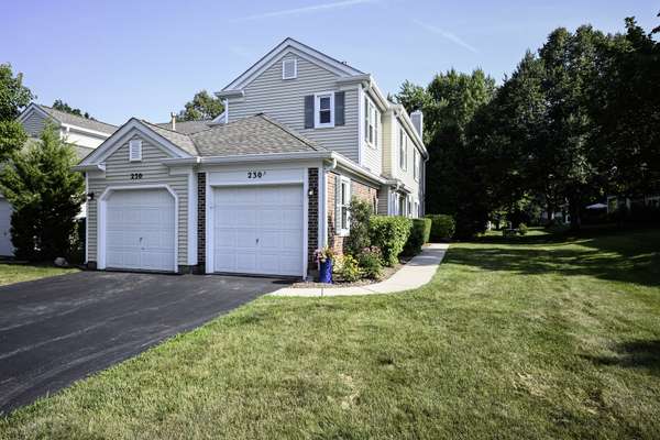 230 University LN, Elk Grove Village, IL 60007