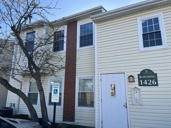 1426 E Wyndham CIR #202, Palatine, IL 60074