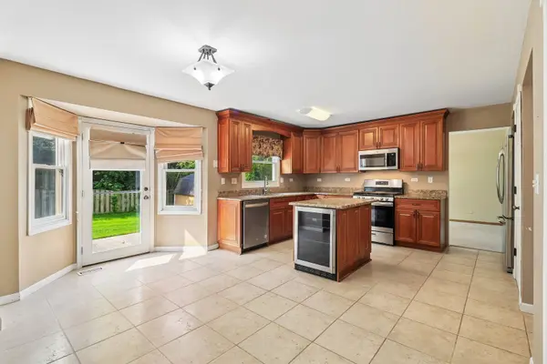 322 Chesapeake LN, Bloomingdale, IL 60108