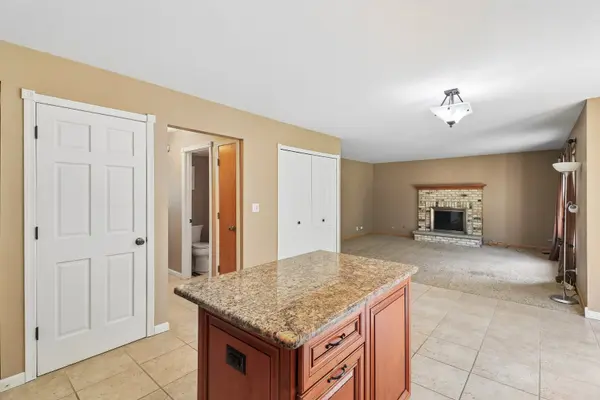 322 Chesapeake LN, Bloomingdale, IL 60108