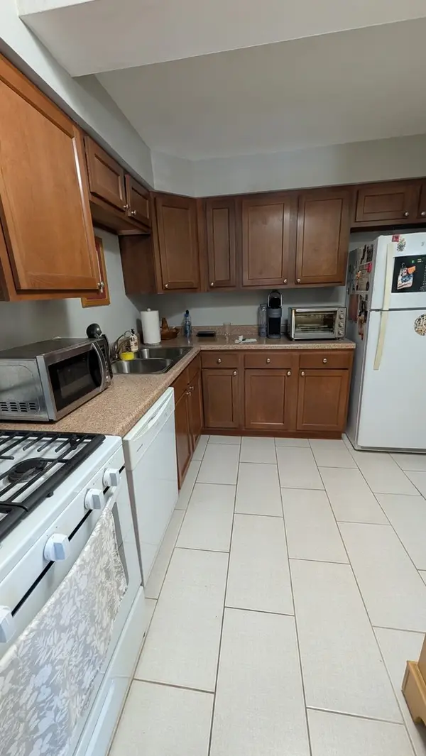 10353 DEARLOVE RD #2G, Glenview, IL 60025