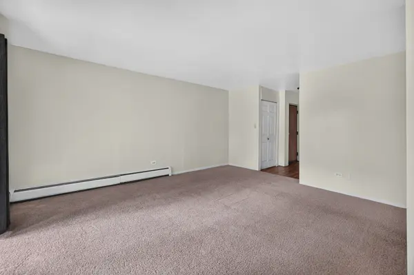 824 W College BLVD #201, Addison, IL 60101