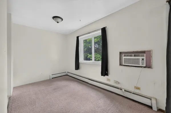 824 W College BLVD #201, Addison, IL 60101