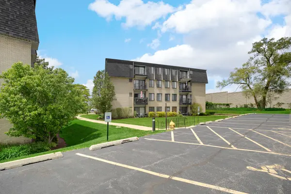 10735 W 5th AVE #404, Countryside, IL 60525