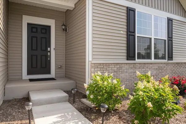 422 Cottrell LN, Aurora, IL 60506