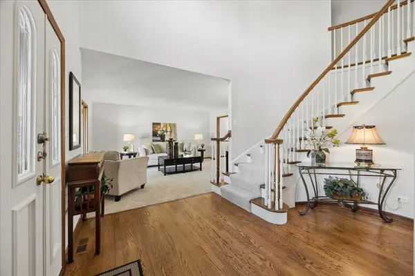 2066 Bunker CIR, Naperville, IL 60563