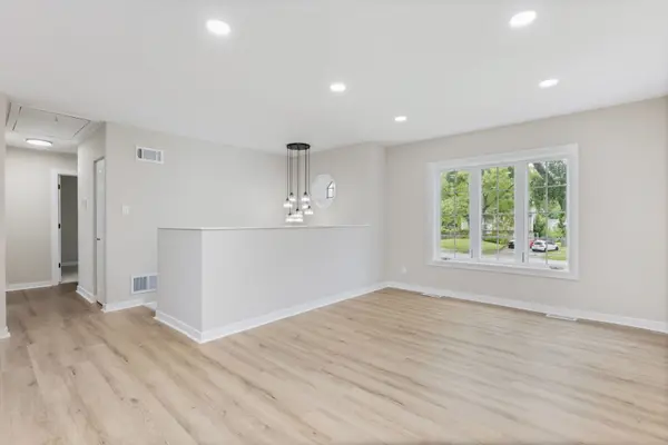 105 Cedarwood CT, Bolingbrook, IL 60440