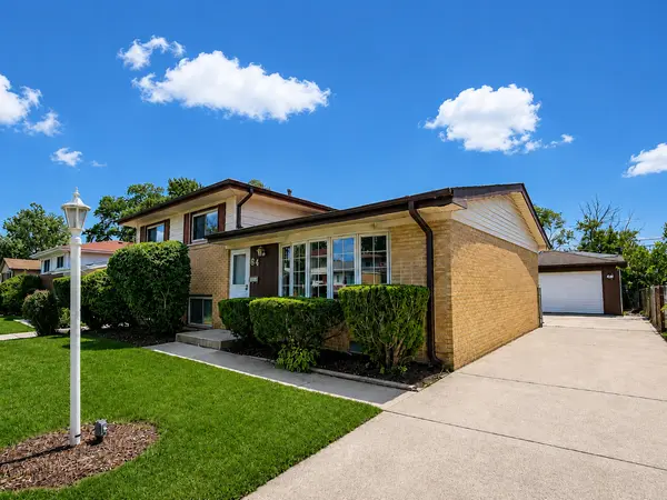 64 Peyton DR, Chicago Heights, IL 60411