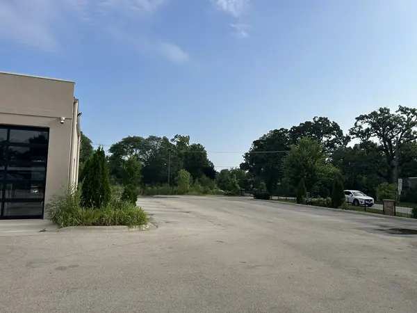 1902 Ogden AVE, Lisle, IL 60532