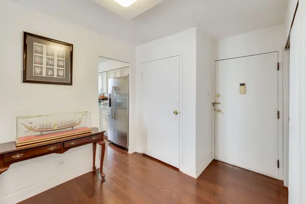 40 N Tower RD #16N, Oak Brook, IL 60523