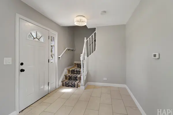 2208 Kensington DR, Schaumburg, IL 60194