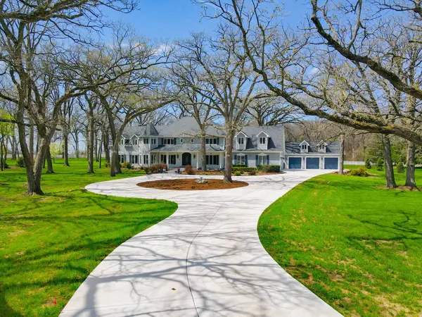 37132 N Black Velvet LN, Wadsworth, IL 60083